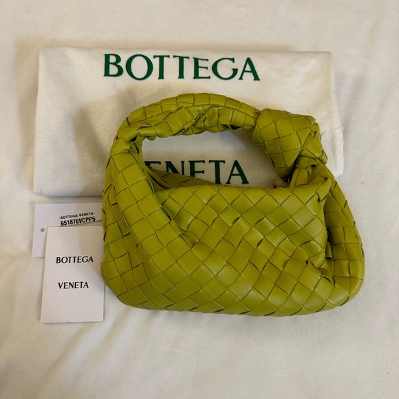 100% authentic Bottega Veneta mini Jodie leather handbag in chartreuse green. - Picture 2 of 11